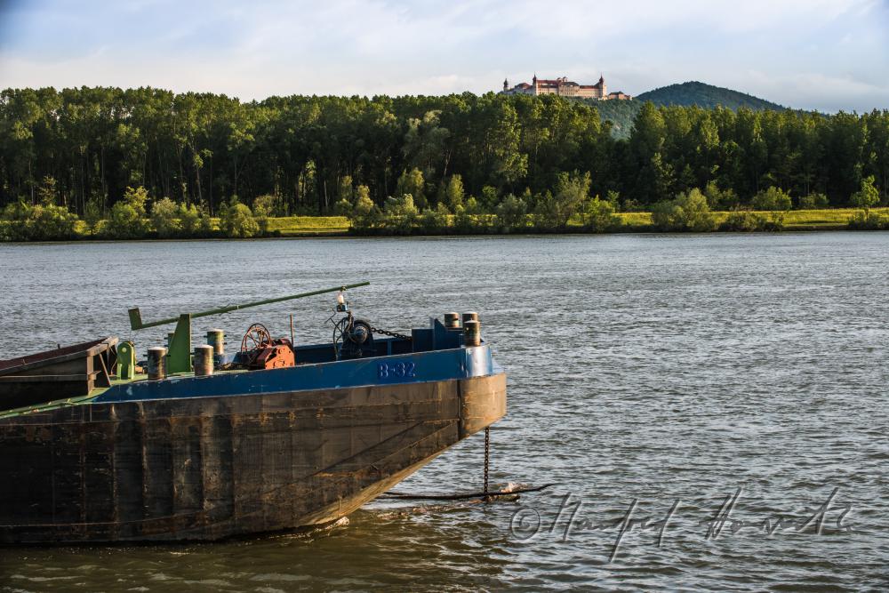 Donau-Lastenschiff und Stift Göttweig