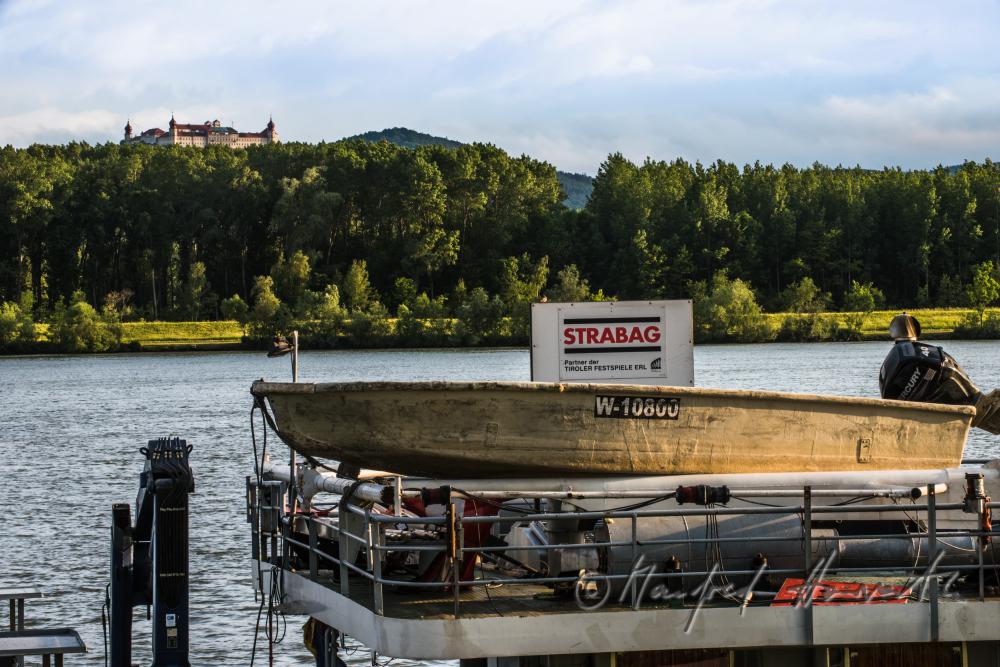 Donau-Lastenschiff und Stift Göttweig
