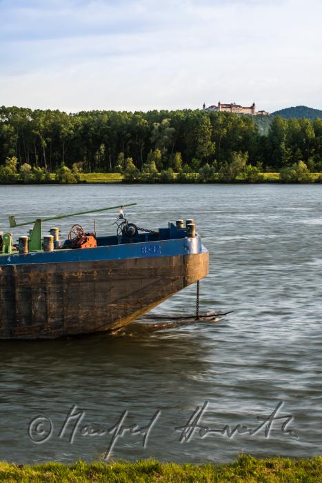 Donau-Lastenschiff und Stift Göttweig