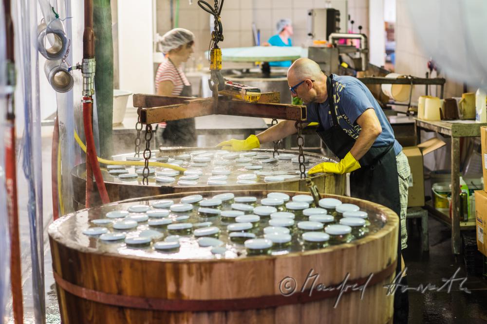 Pasteurisieren von Gurken in einem Holzbottich