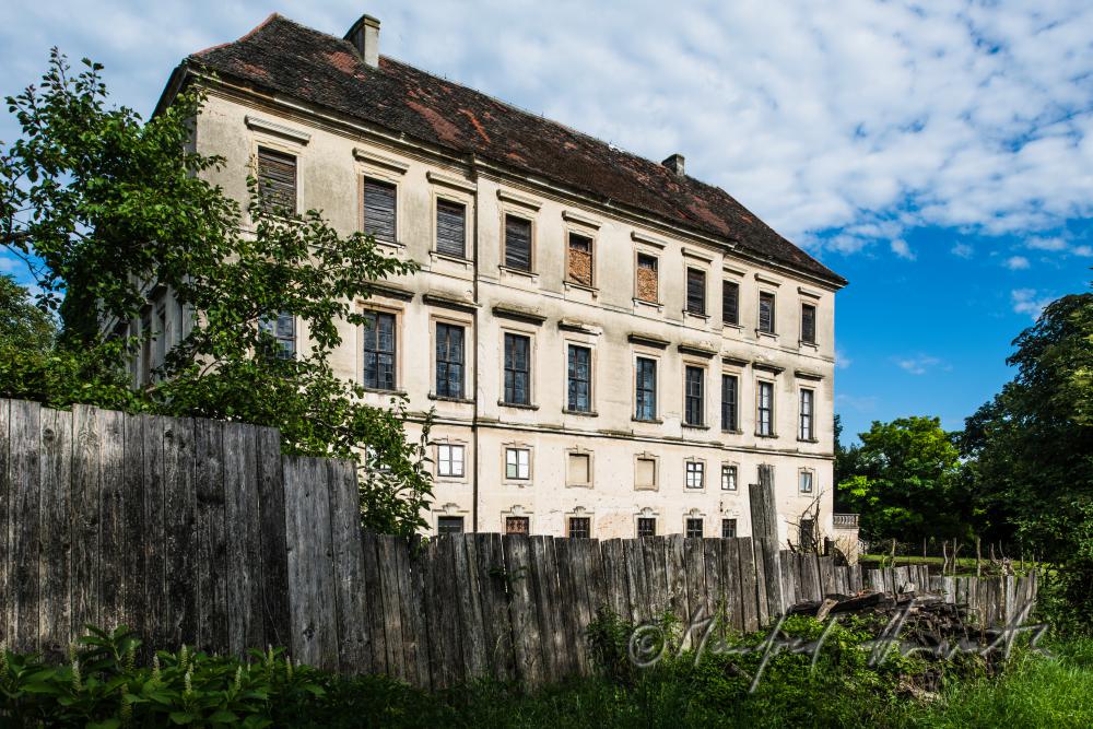 Südfront des Barock-Klassizistischen Schloss Thürnthal