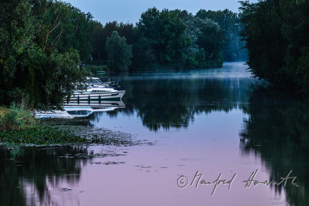 Hausboote im Fluss-Hafen von Louhans am Fluss La Seille
