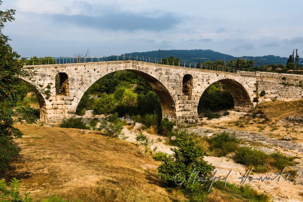 römische Steinbogenbrücke  