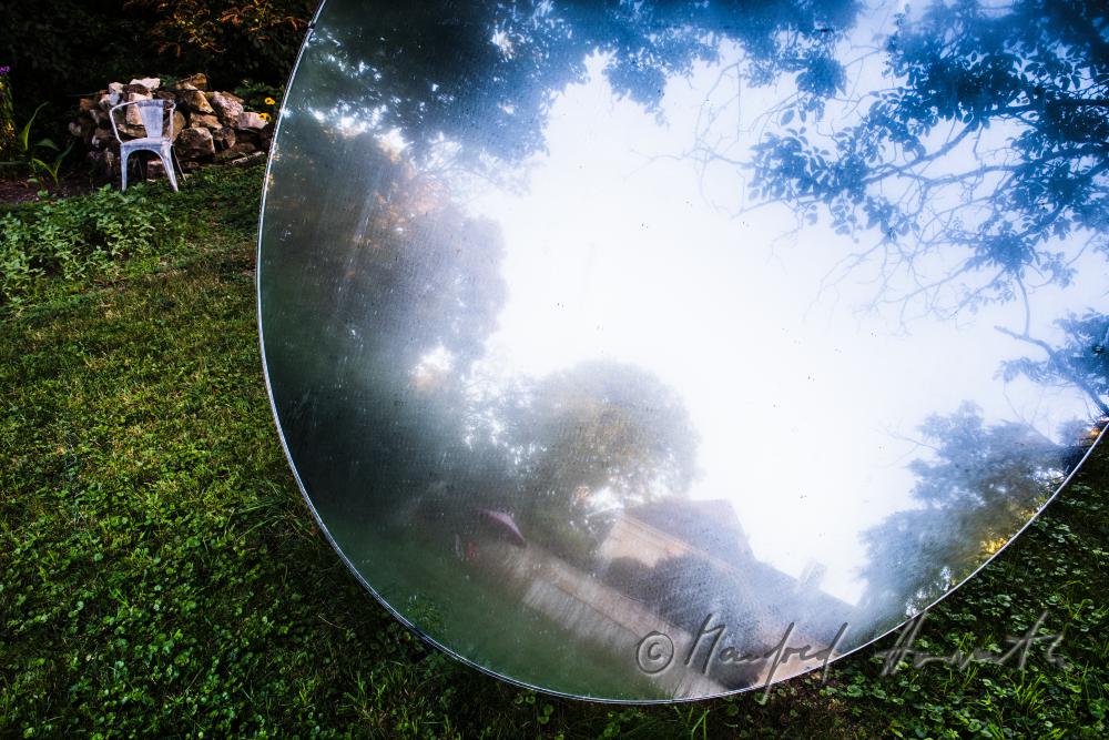 Schloss reflektiert im Spiegel (Kunst-Objekt) im Garten