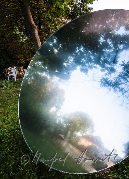 Schloss reflektiert im Spiegel (Kunst-Objekt) im Garten