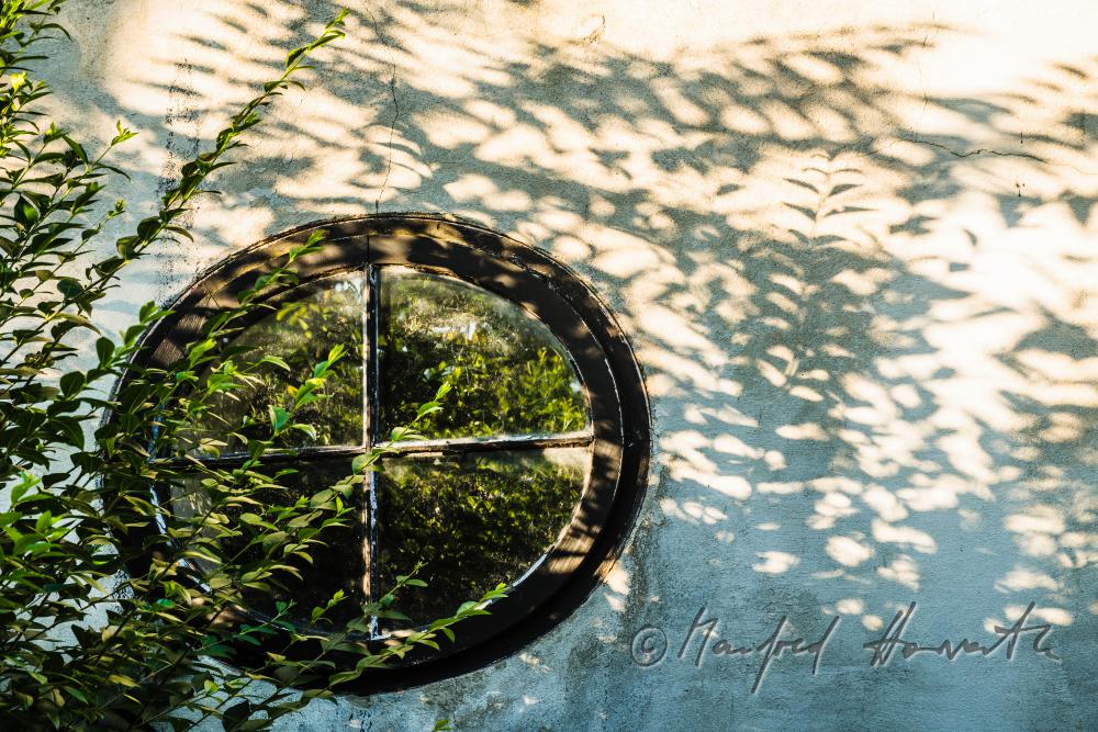 ovales Fenster und Garten