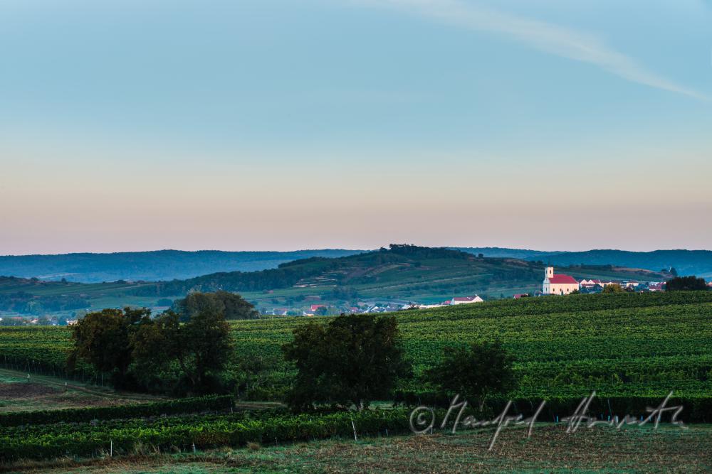 Blick von Neusiedl auf den Hackelsberg und das Leithagebirge