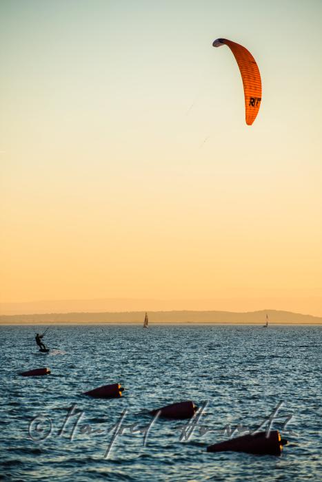 Kitesurfer passiert Bojen bei der Mole West