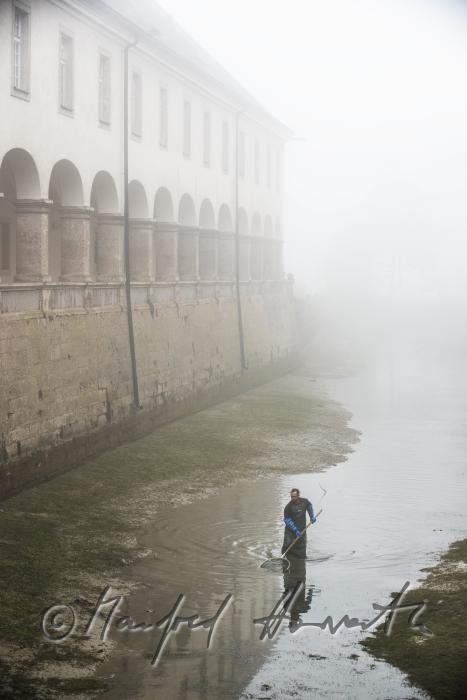 Forellen-Fischer im Wassergraben des Stiftes