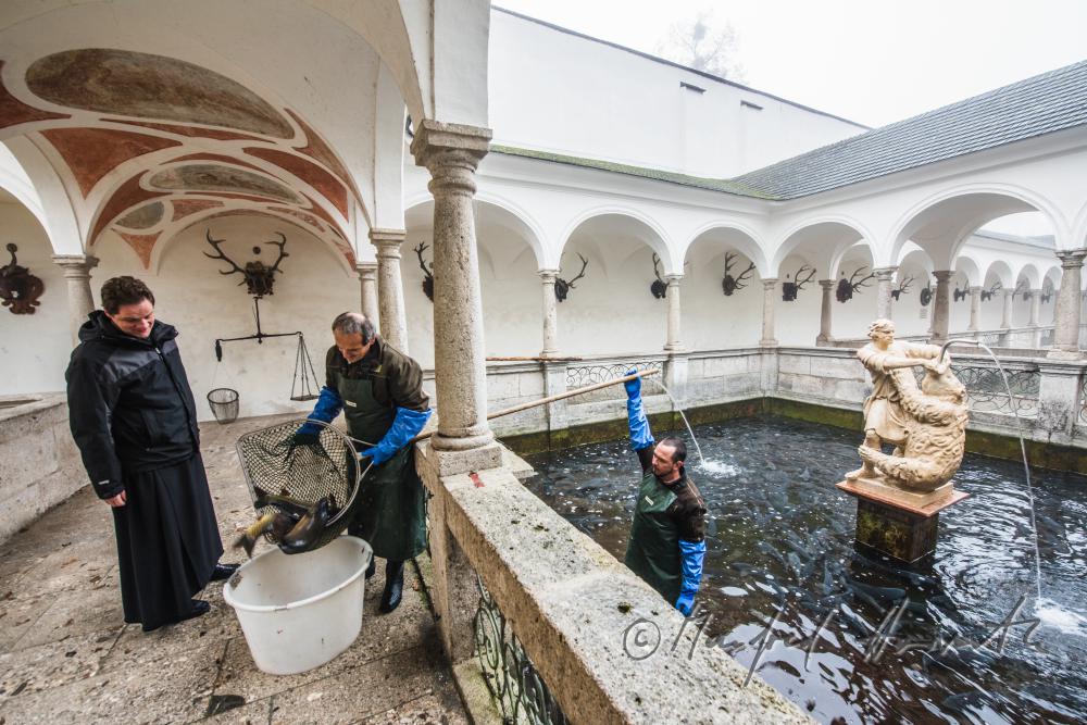 Benediktinermönch und Fischer im Fischkalter