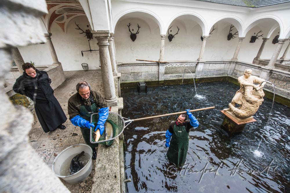 Benediktinermönch und Fischer im Fischkalter