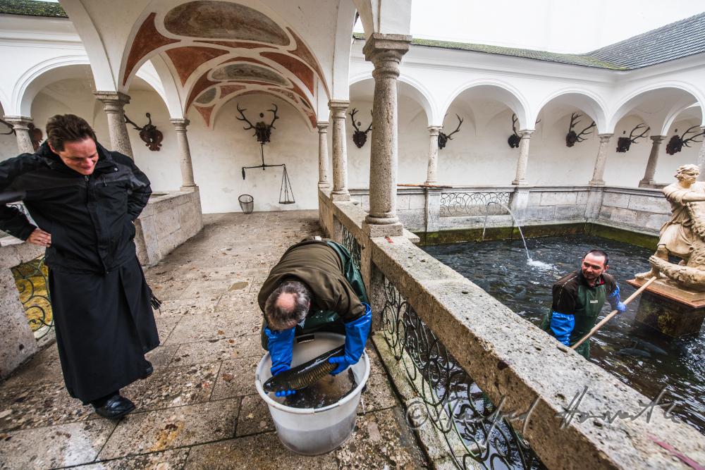 Benediktinermönch und Fischer im Fischkalter