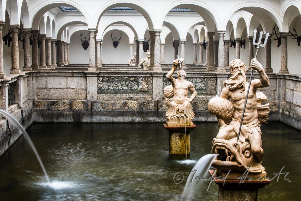 Barocke Statue des Neptun im Fischkalter