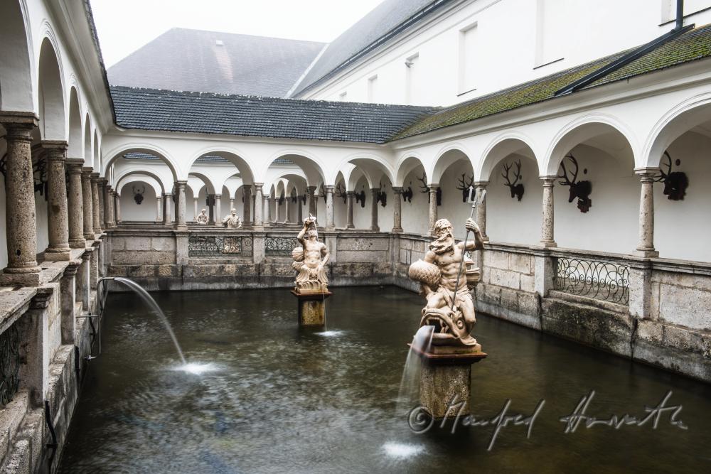 Barocke Statue des Neptun im Fischkalter