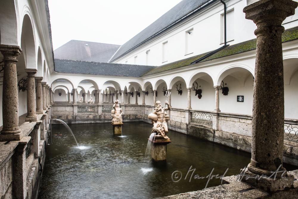 Barocke Statue des Neptun im Fischkalter