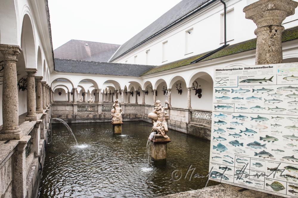 Barocke Statue des Neptun im Fischkalter