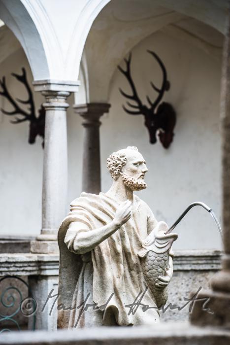 Barocke Statue des Heiligen Petrus im Fischkalter