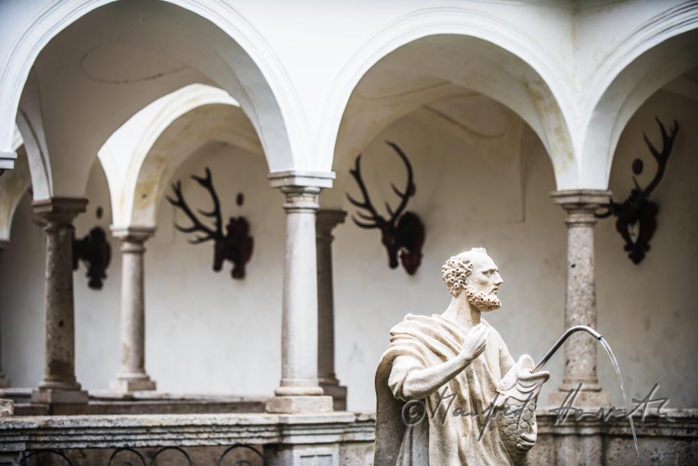 Barocke Statue des Heiligen Petrus im Fischkalter