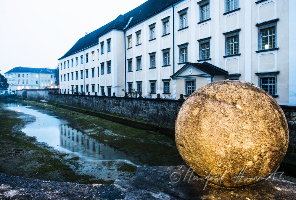 Wassergraben entlang des Stiftes