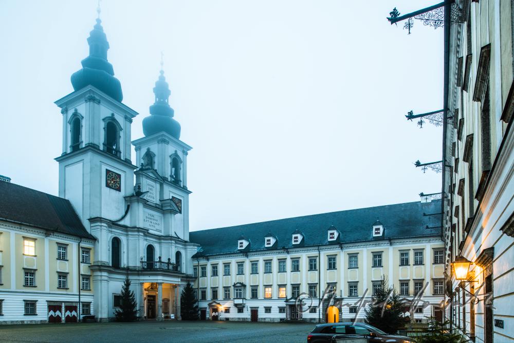 Stiftskirche im Innenhof des Stiftes