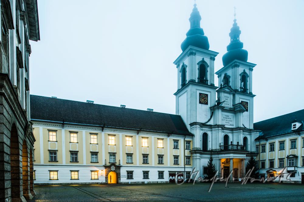 Stiftskirche im Innenhof des Stiftes