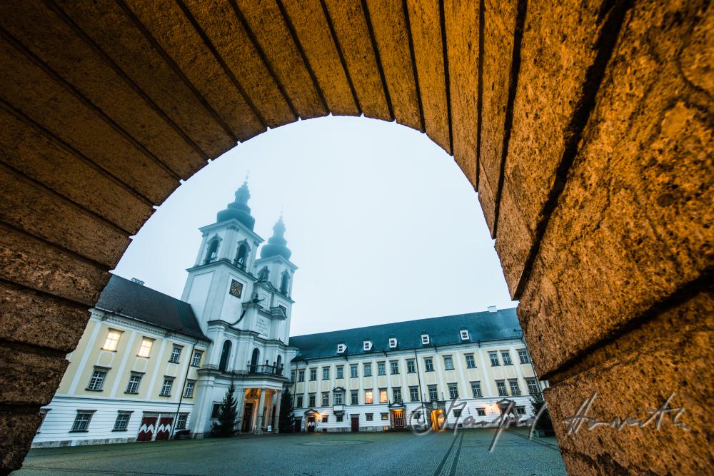 Stiftskirche im Innenhof des Stiftes