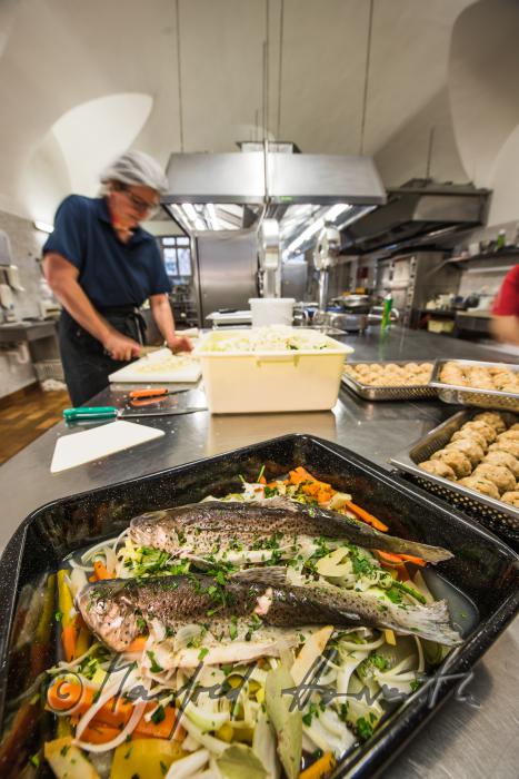 Küchenchefin kocht in der Klosterküche das Mittagessen