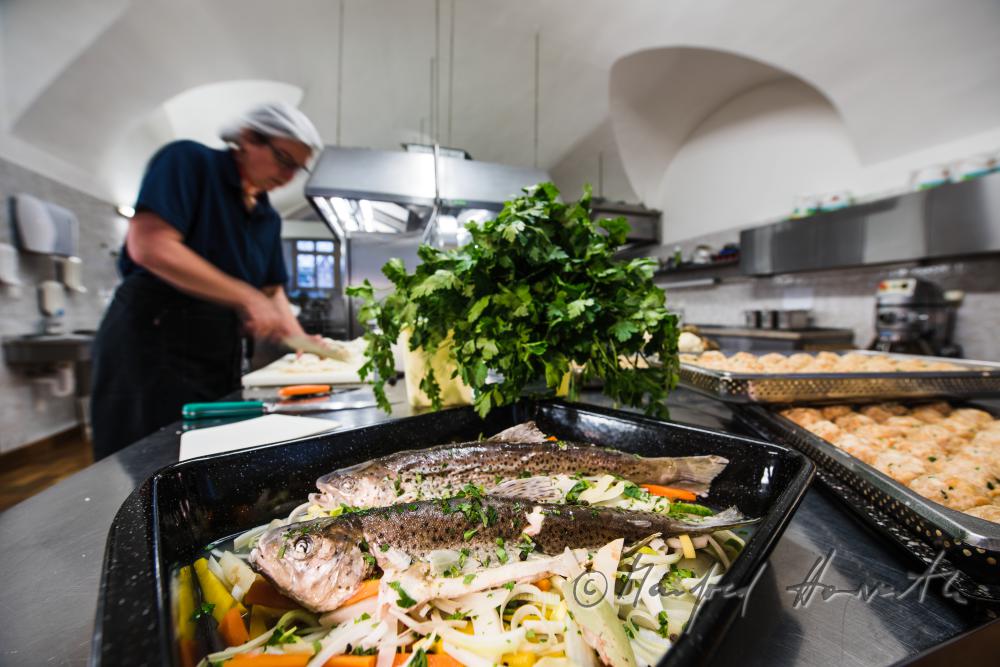 Küchenchefin kocht in der Klosterküche das Mittagessen