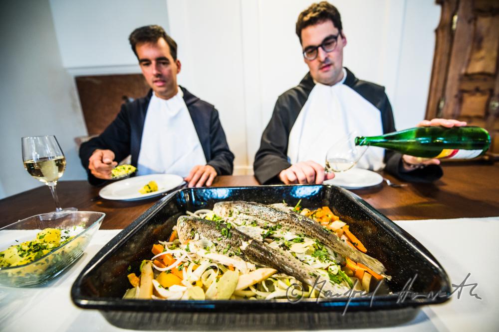 Mönche im Speisesaal mit Forelle Blau