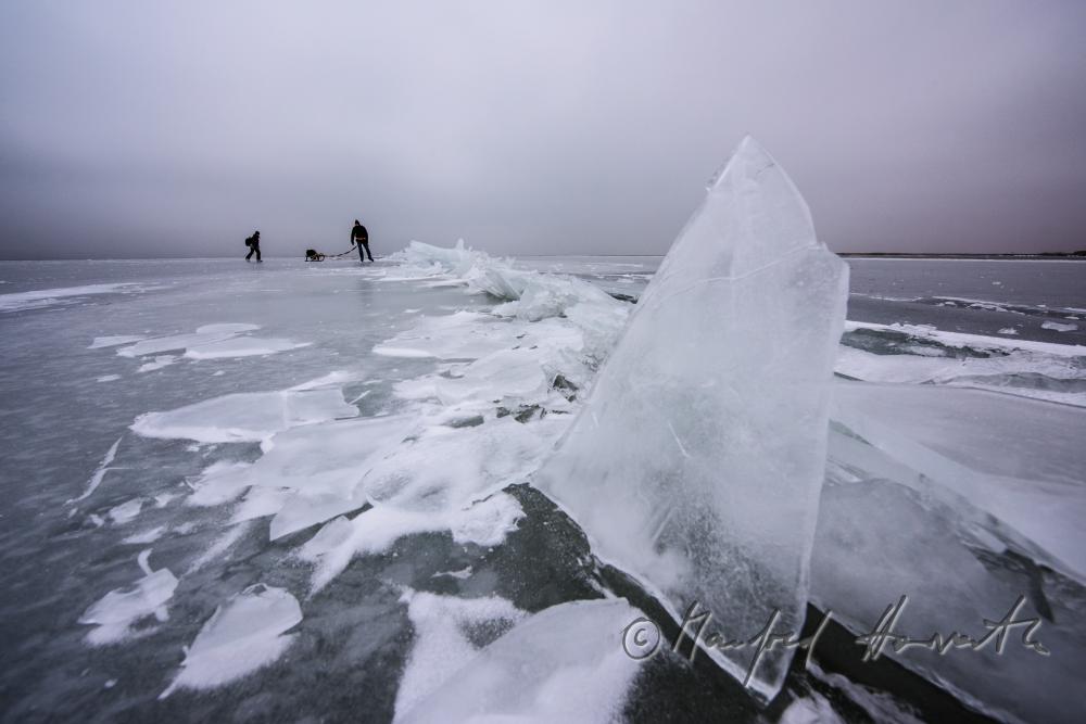 Eisläufer mit Rodel bei einem Eisstoss