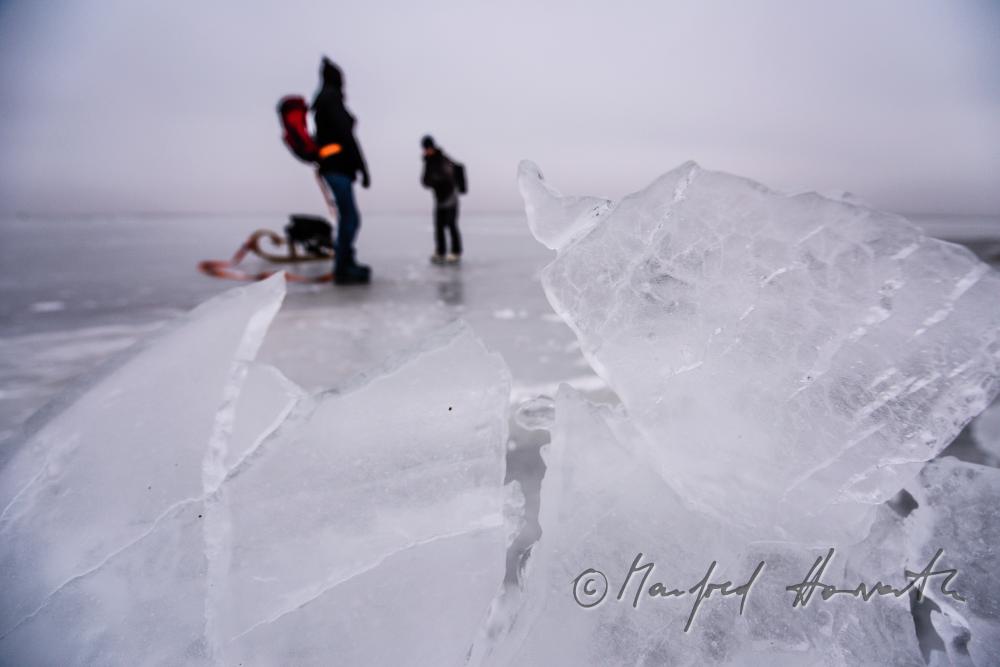 Eisläufer mit Rodel bei einem Eisstoss