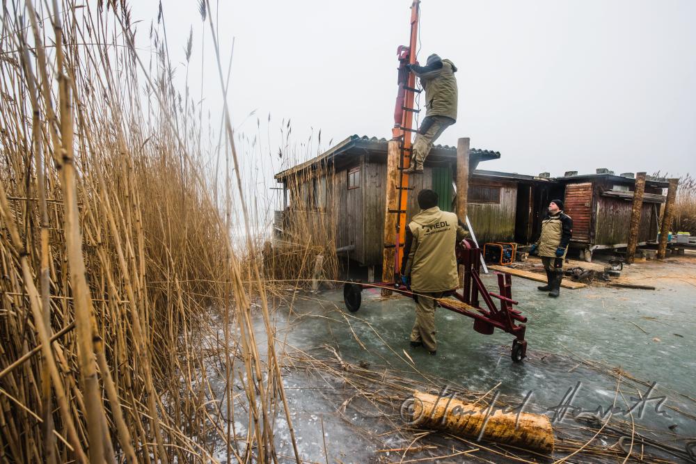 Piloten einschlagen für den Steg einer Seehütte