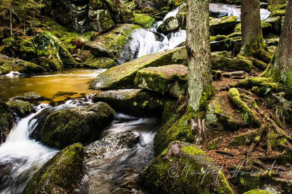 Lohnbachfall und Granit-Findlinge im Wald