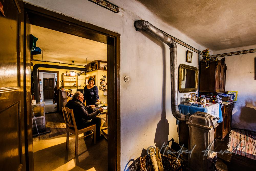 Kellnerin serviert das Mittagessen im Gasthaus Schilling