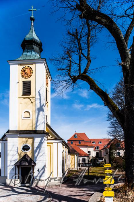 Kirche und Schloss Gutenbrunn am Hauptplatz