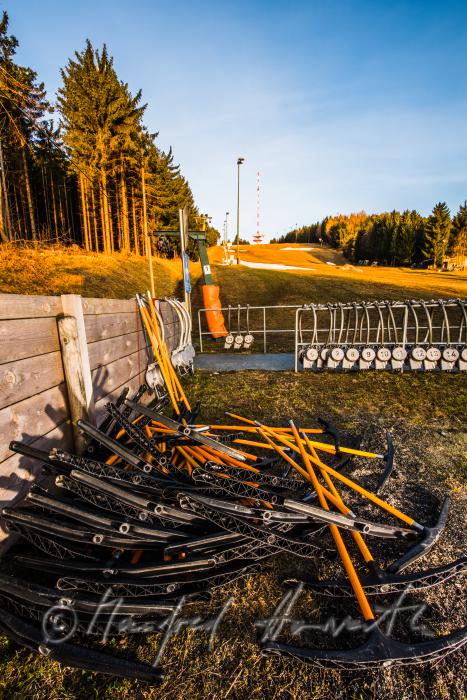 Skilift und Skipiste mit Schneeresten im Frühling