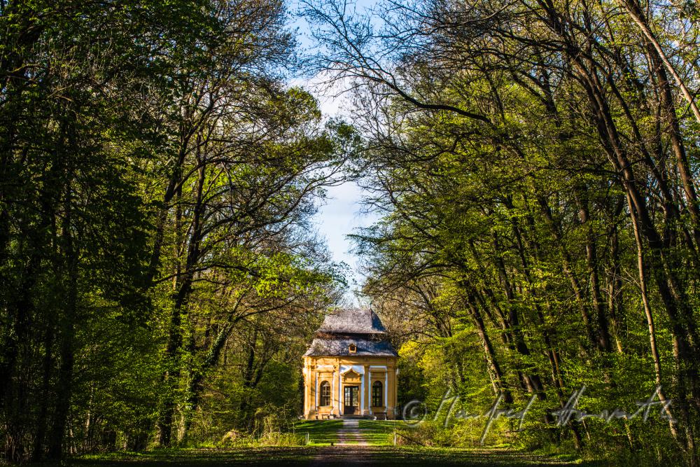 frühbarocker Jagdpavillon im Landschaftsgarten des Schloss Obersiebenbrunn