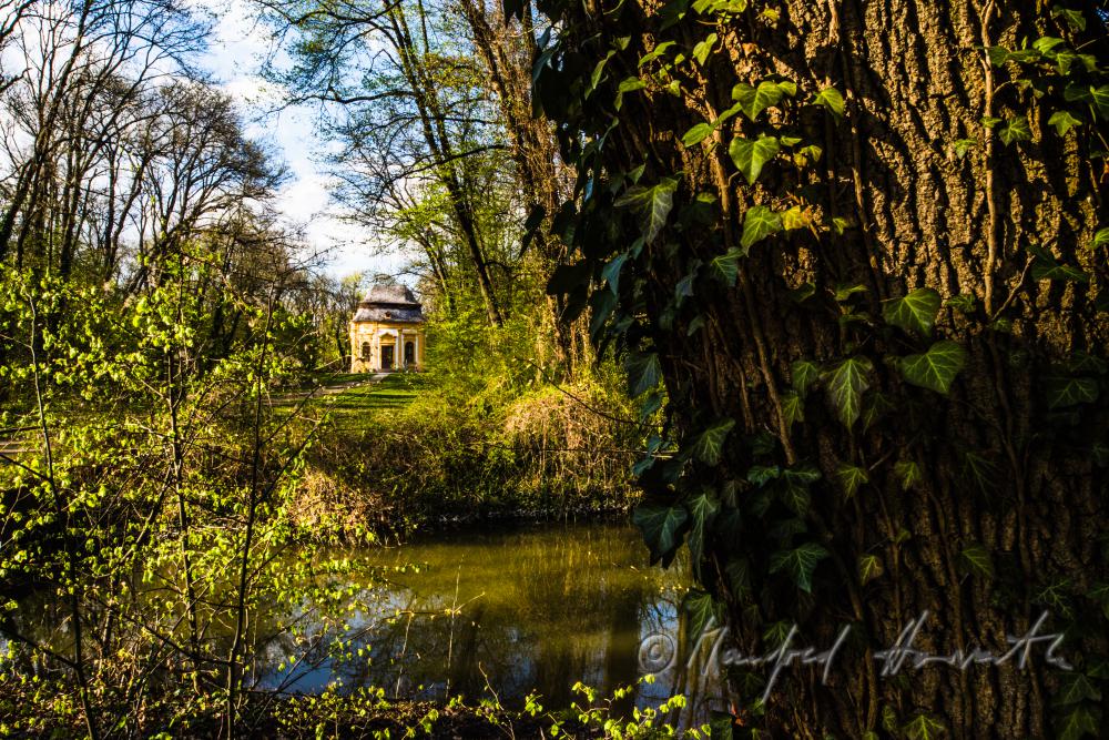 frühbarocker Jagdpavillon im Landschaftsgarten des Schloss Obersiebenbrunn