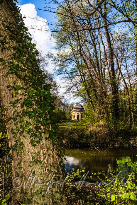 frühbarocker Jagdpavillon im Landschaftsgarten des Schloss Obersiebenbrunn