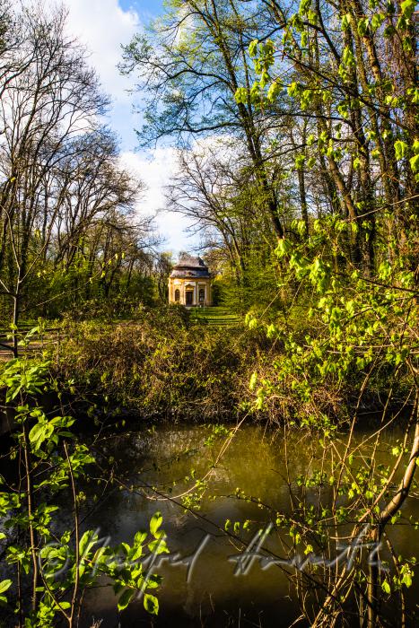 frühbarocker Jagdpavillon im Landschaftsgarten des Schloss Obersiebenbrunn