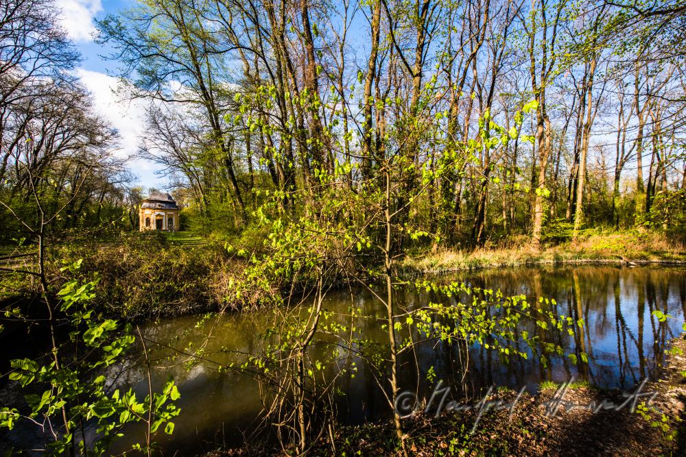 frühbarocker Jagdpavillon im Landschaftsgarten des Schloss Obersiebenbrunn
