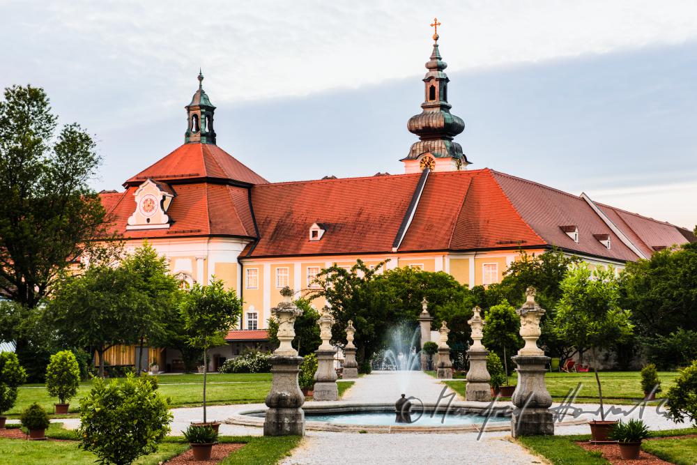 Blick vom historischen Hofgarten zur Stiftskirche